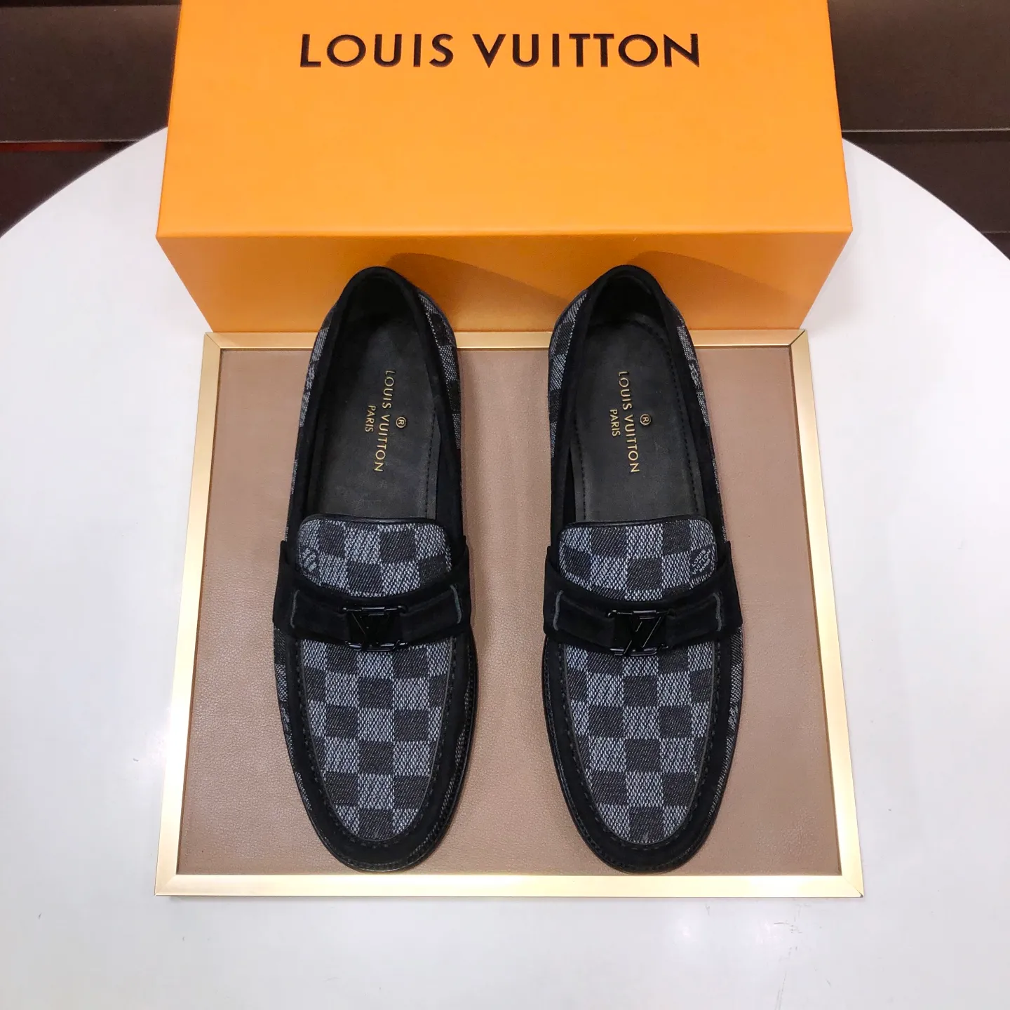 Men's men's shoes💰540💰[LV] (original single cowhide lining)🍀LV's latest genuine leather business suit shoes are available on the official website at the same time. The first-layer cowhide imported from Italy is made of heavy gold, and the official website has a 1:1 rubber outsole. Versatile to wear, high-end without losing class, and the color combination is extraordinary. This four-season style is alluring when worn on your feet, showing off your big-name flair. Standard code 38-45 (45 customized)